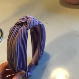 Diadem - Ett jätte fint lila diadem från Lindex(köparen står för frakten)