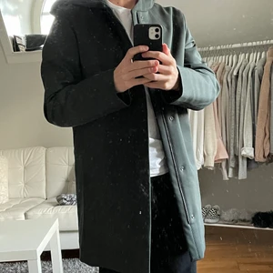 Mörkgrön Jacka COS - Längre vinterjacka från COS. Mörkgrön. Dragkedja och knappar. Luva