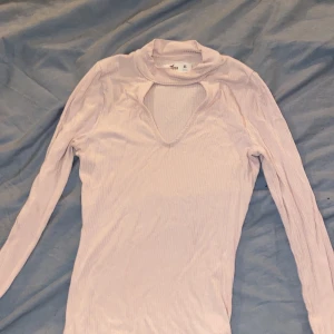 Tröja från hollister - Rosa ribbad tröja från Hollister, sparsamt använd så i väldigt bra skick