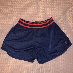 Puma Träningsshorts  - Använda ett par gånger. Storlek xs. Rätt högmidjade.