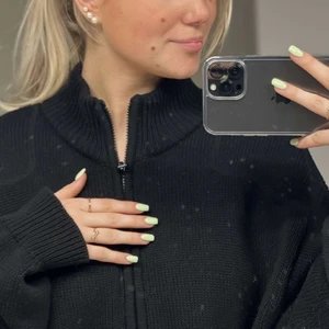 Stickad tröja - Super fin svart stickad sipp tröja. Super fin men är i suuuuper stor storlek. XL herr. Jag kan ha den men den är otroligt stor.