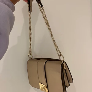 Parfois väska i guld - Säljer denna jätte fina guld väskan som jag köpte på Parfois i portugal o finns troligtvis inte kvar 💛 (köparen står för frakten)