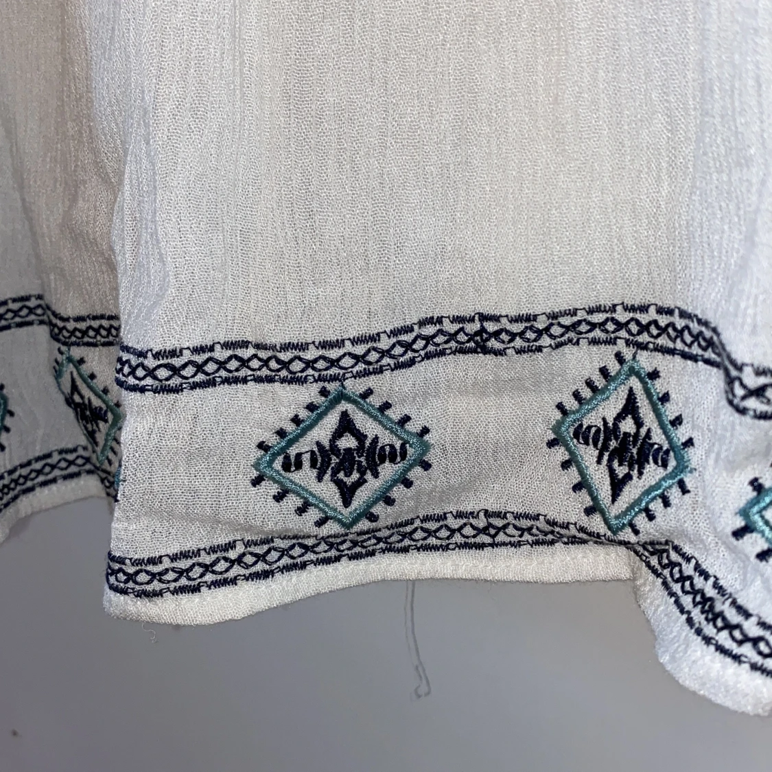 Kort, vit bohemisk klänning  - 91