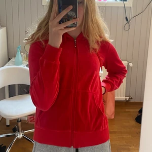 Röd ziphoodie  - Röd velour ziphoodie ifrån Cubus. Använt max 3 gånger! Köparen står för frakt🌟