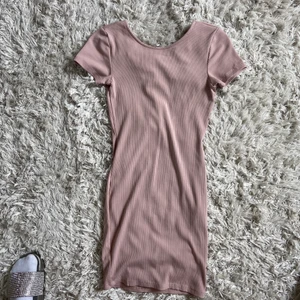 Tajt gammelrosa klänning - Super skön och stretchig klänning i öppen rygg🔥🔥