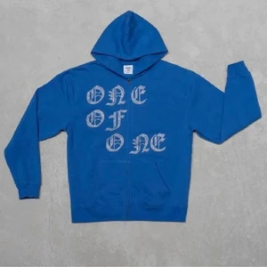 One of one  - Hej säljer nu min jätte fina one of one zip hoodie! Den är i super skick ❤💕❤ inga rhinestones har lossnat! Säljer endast vid bra bud så startar budgivning! ❤ Köp direkt för 2000kr 💕