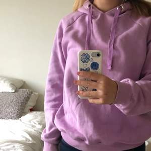 Skön, mjuk lilla hoodie från Gina tricot.Bra kavelite, lite oversized 180 plus frakt