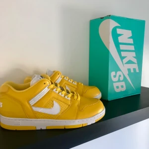 Supreme nike airforce 2 - Cond:vnds    (Lätt skadad låda)                                                     Fler bilder fås dm
