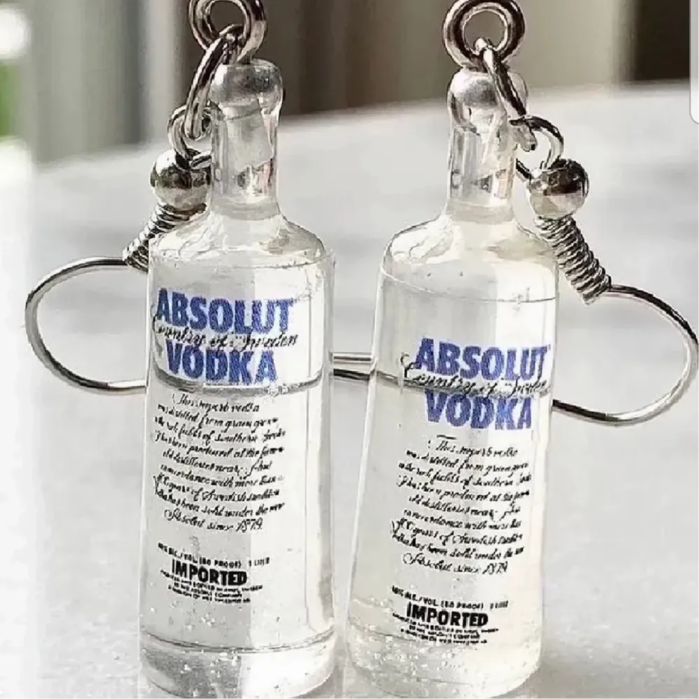 Ett par jätte snygga vodka örhängen som är helt nya! Köparen står för frakten💙. Accessoarer.