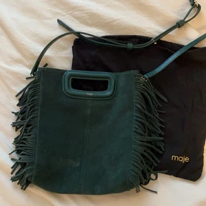 Grön maje väska - Säljer min fina maje väska i modellen ”suede m bag” , som aldrig kommer till användning. Den är i väldigt bra skick förutom en liten fläck på sidan som knappt syns. Frakt ingår inte i priset, kan mötas upp! 💓💓