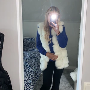 Pälsväst - Säljer min fina fina pälsväst från FUSHI. knappt använd så i super bra Skick! Perfekt nu till höst! 