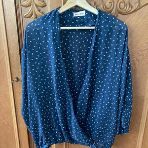 Custommade blus, stl 40 - Blus i 100 % silke från Custommade, mörkt blå med vitt mönster. Fin detalj längst ned på ärmen. Stl 40. Använd 1-2 gånger, max.