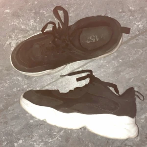Svarta sneakers str39 LAGER - Snygga svarta sneakers i fin modell. Fint använt skick. Inköpt LAGER 2020.