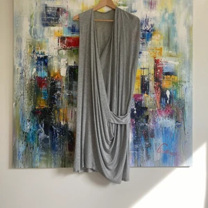 Acne grå klänning, stl L - Gråmelerad klänning från Acne, stl L. Aldrig använd, bara provad. 100 % lyocell - så himla mjuk och skön! Observera att bild 2 är en prodktbild - färgen på klänningen är GRÅ! På mig som är 176 cm lång är längden ungefär till knäna.