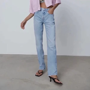 ZARA jeans! - Populära och slutsålda mid rise ZARA jeans! Strl 42 men passar mig baggy som har 40.
