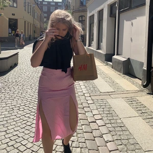 Prickig kjol - Prickig kjol från Hm som inte används längre och blivit för stor! Den är i storlek 44 men liten i storleken så passar en storlek 40/42 mer! 