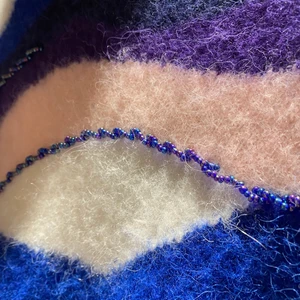 Stickad tröja - Väldigt fin tröja som inte använts så ofta av mig. Cool design och pärlor som är fastsydda i tröjan. Har haft tröjan k 2 år men ibte använd ofta därför säljer jag den.😄 Köpte tröjan för straxt under 1 000kr