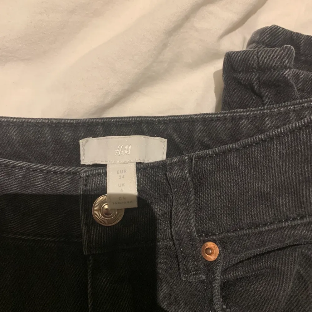 Stentvättade/ gråa högmidjade jeans från hm. Straightleg passform. Köpta för 399kr. Jeans & Byxor.