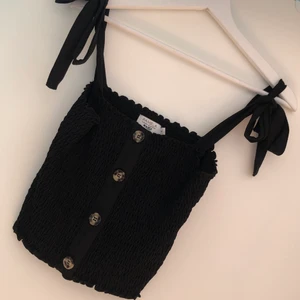 Topp från Na-kd - Jättefin lite kortare topp, aldrig använd. Storlek M men passar även S. (Nypris 300:-) (säljer lite  billigare vid paketpris av flera plagg av mig)