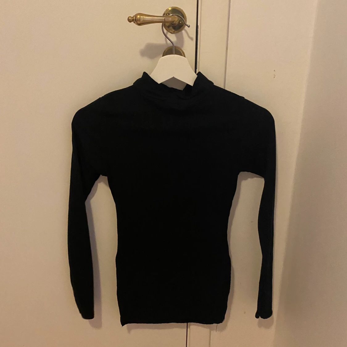 Svart tröja med split på sidorna - 90