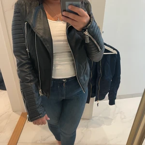 Skinn jacka - Svart skinn jacka med fina detaljer som är storlek L men mer som en M.