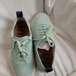 Eytys - Ljuśblå/turkos Eytys i mocka, sparsamt använda, strl 38