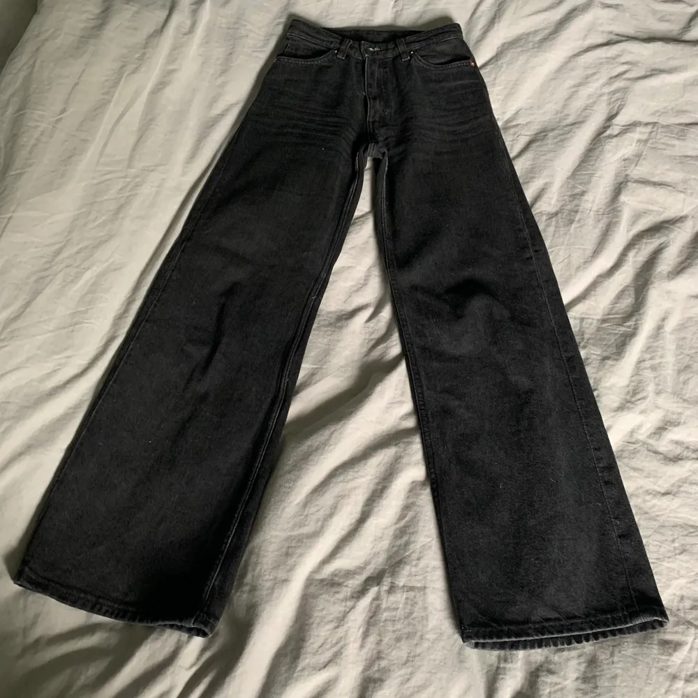 Säljer mina wide gråa Monki jeans som inte används för att de är för små, jättefint skick och skjukt fina på! Storlek 25 som motsvarar Xs/34 💕Nypris 400, kom privat vid frågor! Sista bilden är samma modell fast en annan färg💕. Jeans & Byxor.