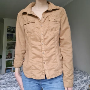 Mocka skjorta - Skjorta i mocka imitation från H&M, köpt secondhand men aldrig kommit till användning, i bra skick!