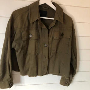Jacka - Militärgrön jacka från River Island storlek S, mer grön i verkligheten än på bild!