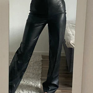 Skinnbyxor - Säljer dessa ursnygga skinnbyxorna ifrån Nelly! Kom inte till användning pga att det inte var min stil, används max 1-2 gånger och är i nyskick💕. De är väldigt sköna och stretchiga. Skriv till mig privat om ni är intresserade, pris diskuteras där.💗