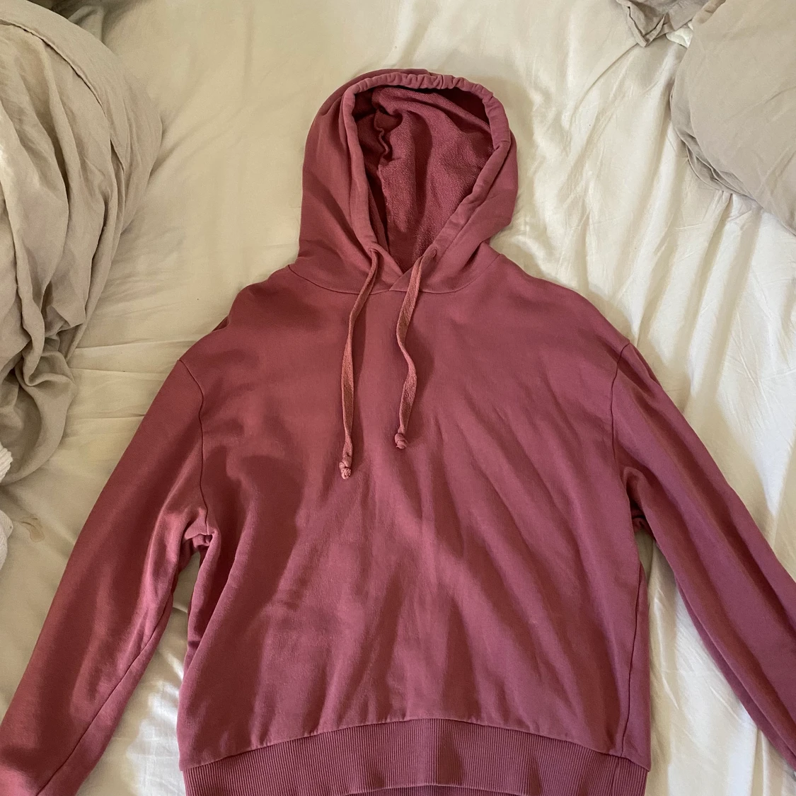 Mörkrosa Hoodie från NAKD - 90