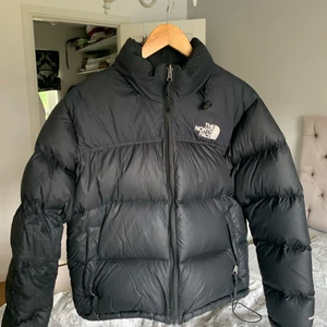 North face jacka - Säljer min super fina northface jacka i storlek L dam men sitter pefekt på mig som är vanligtvis är S, nypris: 3100💕 buda eller köp direkt för 1800. Finns en lite vit fläck på jackan men syns knappt