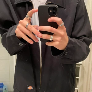 Dickies Eisenhower höstjacka - Säljer nu min asfeta dickiesjacka som är knappt använd. Inköpt för 1000 kr. Säljs på grund av att den inte passar mig längre. Den är rätt tunn, men passar perfekt till denna säsongen.  Den är i storlek XL men passar perfekt till storleken L och M om man letar efter en mer oversized ”look”