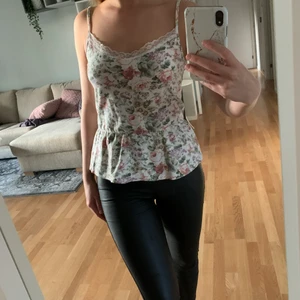 Blommigt linne - Säljer denna gulliga, blommiga linnet från Bik bok i stl L, då den lite för stor för mig🤗 köparen står för frakt 