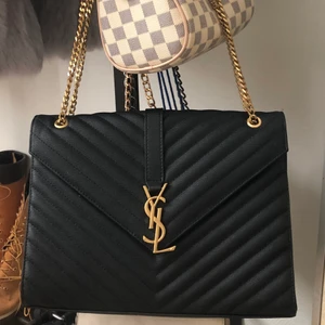 YSL väska - Använd endast en gång i några timmar, väskan är ej äkta däremot det är mirror Cpoy (googla) alltså bästa kopian. 🖤