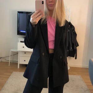 Blazer från Zara - Supersnygg helt ny oversize kavaj från Zara med lappen kvar💕 Funkar bra som årets höstjacka!!