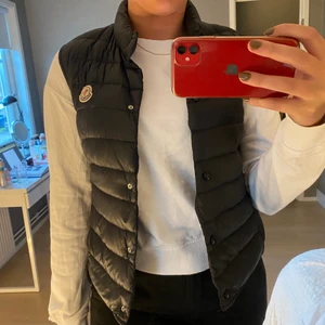 Moncler väst - Säljer min Moncler väst i svart då den inte kommer till användning för mig längre, har endast använt den ett par gånger i våras och den är i nyskick. Den är äkta och äkthetsbeviset visas på sista bilden! Nypris ligger på ca 5000kr, vid köp direkt 2000kr eller buda i kommentera!🥰