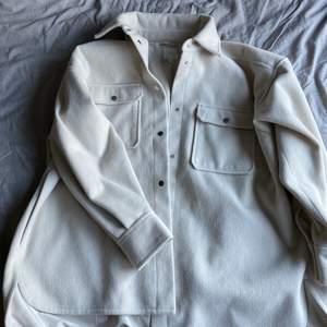 Krämvit skjortjacka från H&M! Varm och relativt tjock så alldeles perfekt till hösten🍁. Använd fåtal gånger, så den är nästan i nyskick! Köparen betalar frakt🌻