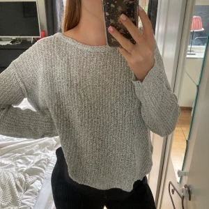 Stickad tröja - Tunn grå stickad tröja i använt skick🌟