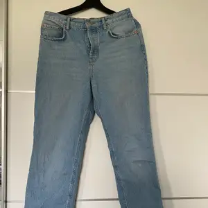 Blå jeans i tallmodell. Bra i långden för mig som är 170 cm💕