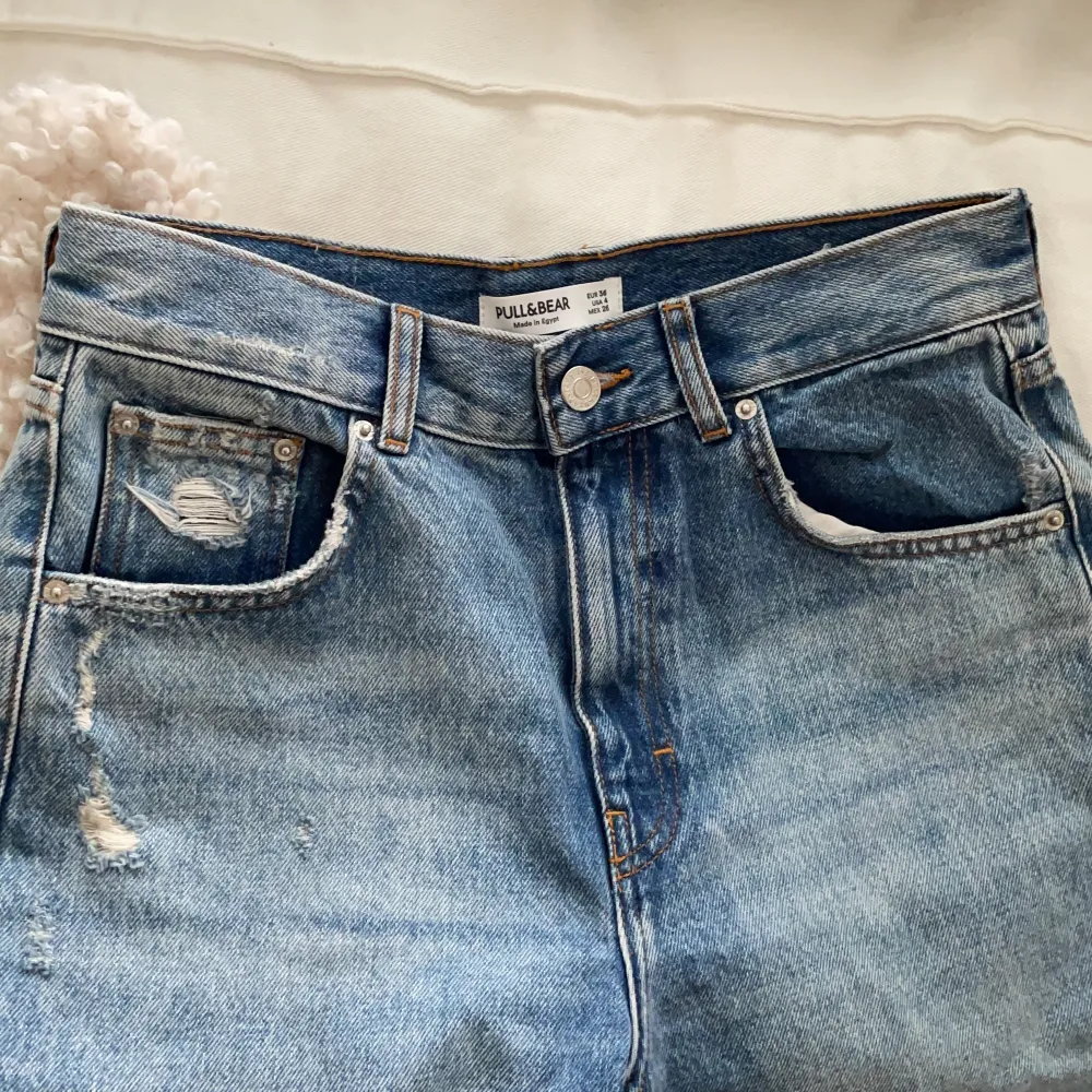 Vida jeans från pull & bear. Använda 1 gång. Slitning på knäna samt höger framficka. Storlek 36, passar xs-s. . Jeans & Byxor.