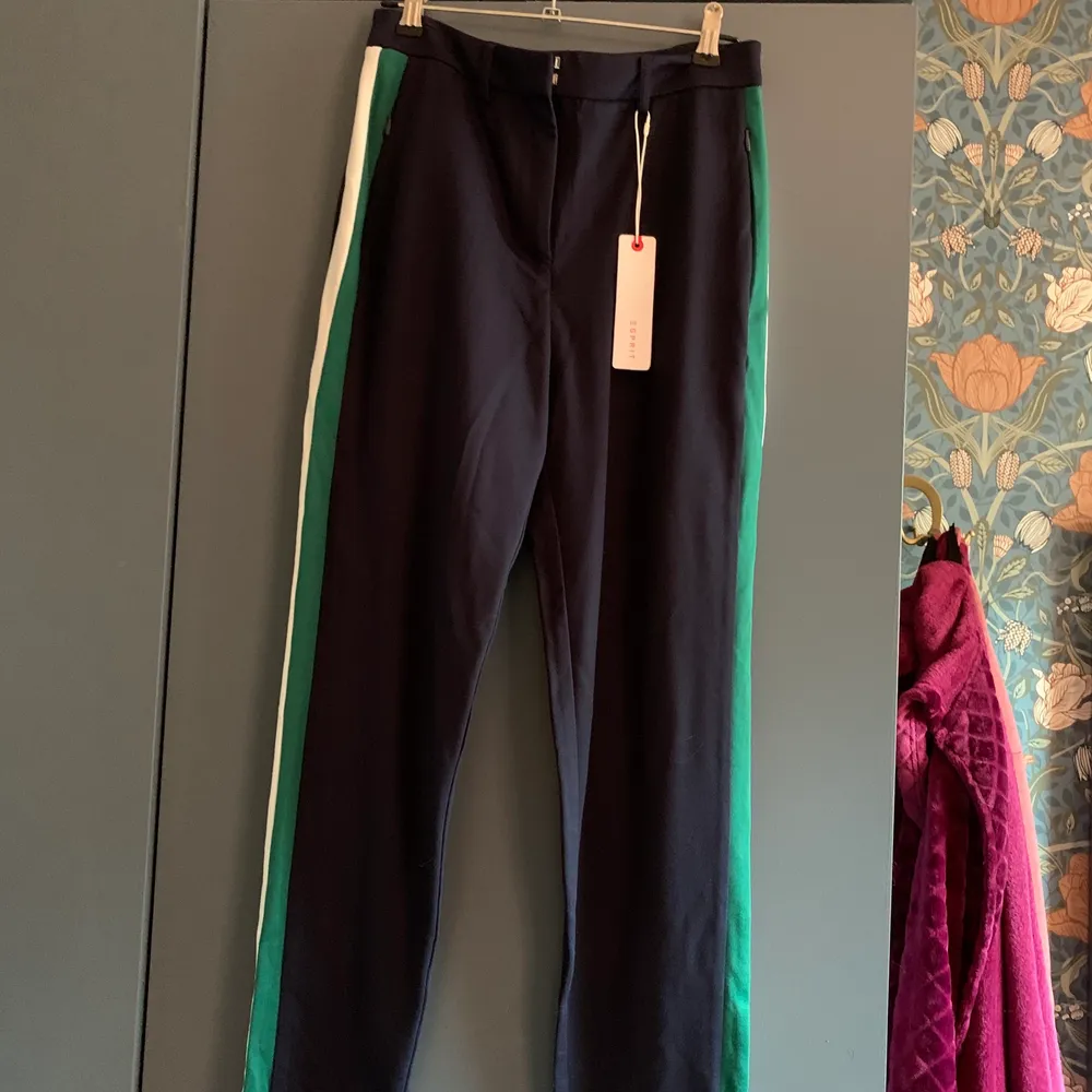 Mjuka sköna byxor i ”kostymstil”. De med gröna revärer är i storlek 34 de med röda i storlek 36. Aldrig använda. . Jeans & Byxor.