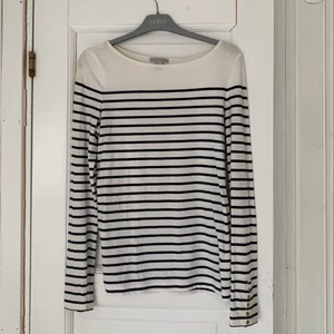 Randig tröja - Säljer min populära randiga tröja i storlek small  ❤️ hör av er vid intresse eller fler bilder