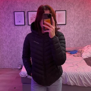 Peak Peformance Dunjacka, Storlek:S - Säljer min Peak Peformance jacka då jag inte använder den längre, köpte den förra vintern och hade den som min vinterjacka men den är i superbra skick utan nå hål/fläckar osv. ser helt ny ut helt enkelt. Den kostar 2800kr egentligen. om ni vill se fler bilder/har några frågor är det bara att kontakta mig❤️
