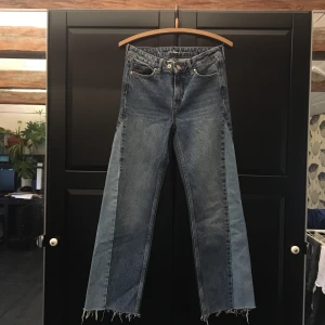 Coola jeans 🔥 - Ett par sjukt snygga jeans från Bik bok som jag tyvärr inte kan ha efter som att de är för stora i midjan, därför säljer jag dem här. Enda defekten är att de har två små hål på insidan i midjan efter jag testat att sätta i resår. Annars helt felfria✨