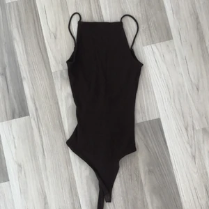 Body  - Brun body i ribbstickat material från H&M. Aldrig använd. Frakt tillkommer💕