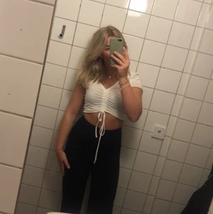 Topp - Säljer toppen på bilden. Är en topp med dragsko✨ Strl Xs/s