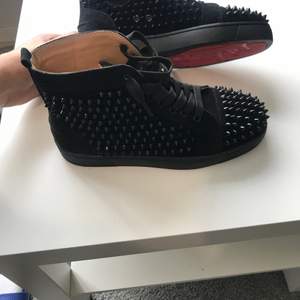Har ett par Louboutin skor som är köpta till mitt ex men det tog slut innan hon han få de. Köpta hos mytheresa.com. Aldrig använda utomhus bara när testa inne. De är i storlek 40 och är super fräsha. Kvitto medföljer själv klar vill bara bli av med de. 