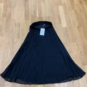  Ny kjol från monki  - Helt ny kjol som aldrig är använd och prislappen är fortfarande kvar. Längden är ungefär till vaden på mig som är 153 cm. Frakten betalas av köparen men går också att mötas upp.
