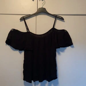 Svart blus  - 🌸Här är en väldigt speciell blus, otroligt fin                    🌸Är i Stl 34 från Ginatricot                                             🌸Knappt använd